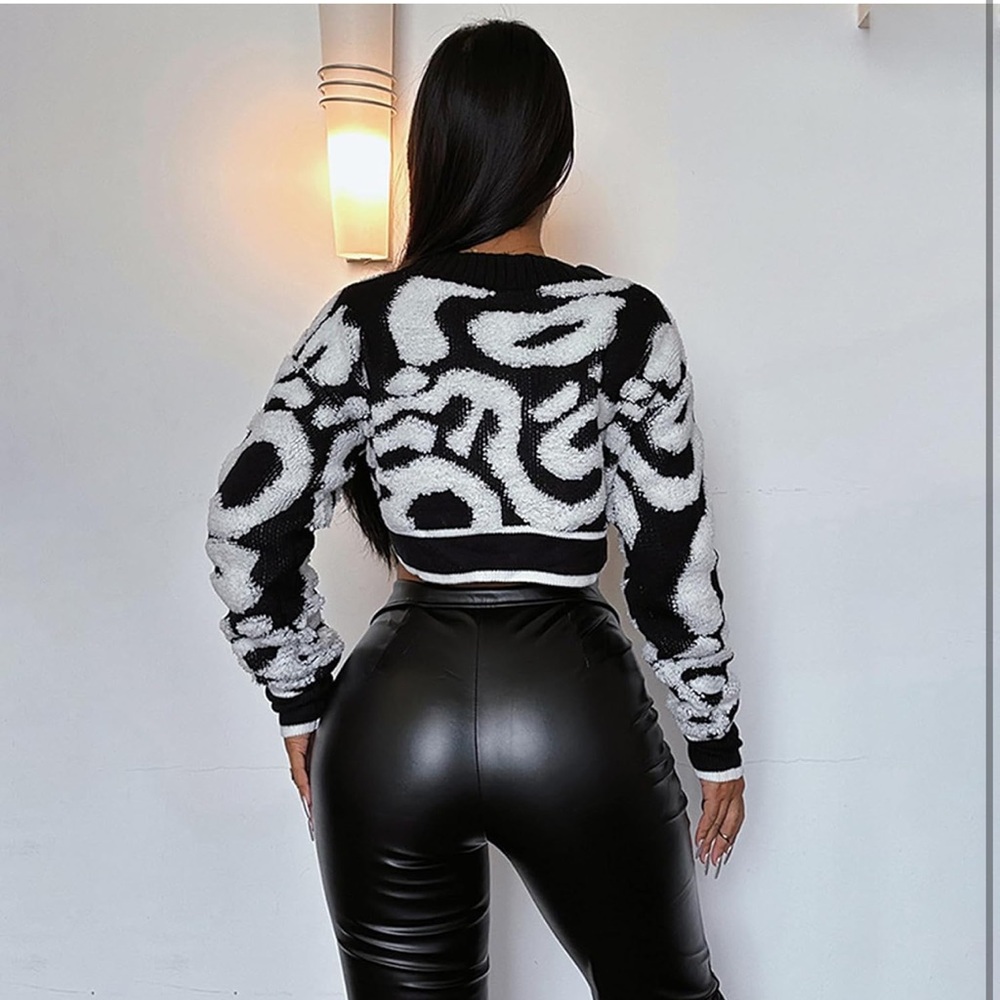 Black and White Button-Up Cropped Sweater - Picture 2 of 3